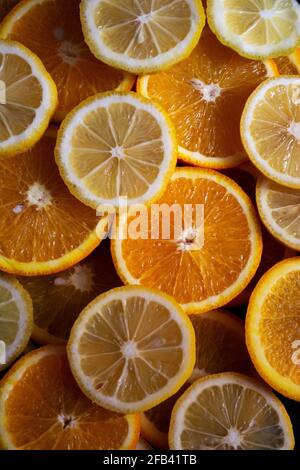 Sfondo di arance e limoni affettati Foto Stock