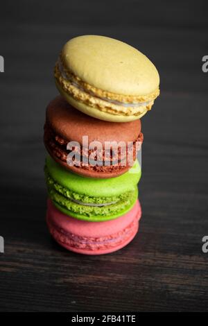 Macaron multicolore su sfondo nero Foto Stock