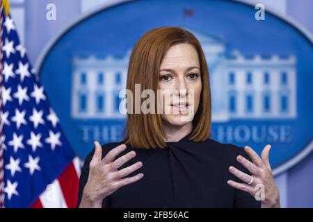 Il Segretario della stampa della Casa Bianca Jen Psaki slip i membri dei media nella Sala Stampa della Casa Bianca a Washington, DC, USA, 23 aprile 2021. Psaki ha parlato della partecipazione del PresidentâÂ€Â™al vertice sul clima virtuale. Foto Stock