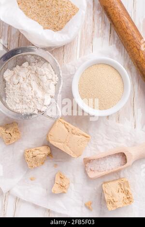 Lievito fresco e secco con ingredienti da forno su fondo bianco Foto Stock