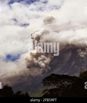 Yogyakarta, Indonesia. 23 Apr 2021. Mostra fotografica cenere e fumo sparso dal cratere del Monte Merapi, il vulcano più attivo dell'Indonesia, visto dal villaggio di Tritis a Yogyakarta il 23 aprile 2021. (Foto di Devi Rahman/INA Photo Agency/Sipa USA) Credit: Sipa USA/Alamy Live News Foto Stock