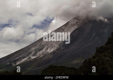 Yogyakarta, Indonesia. 23 Apr 2021. Mostra fotografica cenere e fumo sparso dal cratere del Monte Merapi, il vulcano più attivo dell'Indonesia, visto dal villaggio di Tritis a Yogyakarta il 23 aprile 2021. (Foto di Devi Rahman/INA Photo Agency/Sipa USA) Credit: Sipa USA/Alamy Live News Foto Stock