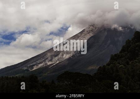 Yogyakarta, Indonesia. 23 Apr 2021. Mostra fotografica cenere e fumo sparso dal cratere del Monte Merapi, il vulcano più attivo dell'Indonesia, visto dal villaggio di Tritis a Yogyakarta il 23 aprile 2021. (Foto di Devi Rahman/INA Photo Agency/Sipa USA) Credit: Sipa USA/Alamy Live News Foto Stock