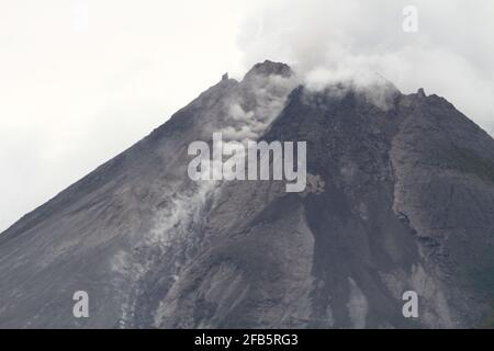 Yogyakarta, Indonesia. 23 Apr 2021. Mostra fotografica cenere e fumo sparso dal cratere del Monte Merapi, il vulcano più attivo dell'Indonesia, visto dal villaggio di Tritis a Yogyakarta il 23 aprile 2021. (Foto di Devi Rahman/INA Photo Agency/Sipa USA) Credit: Sipa USA/Alamy Live News Foto Stock