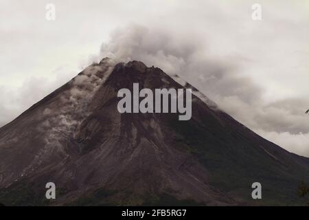 Yogyakarta, Indonesia. 23 Apr 2021. Mostra fotografica cenere e fumo sparso dal cratere del Monte Merapi, il vulcano più attivo dell'Indonesia, visto dal villaggio di Tritis a Yogyakarta il 23 aprile 2021. (Foto di Devi Rahman/INA Photo Agency/Sipa USA) Credit: Sipa USA/Alamy Live News Foto Stock