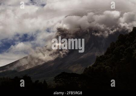 Yogyakarta, Indonesia. 23 Apr 2021. Mostra fotografica cenere e fumo sparso dal cratere del Monte Merapi, il vulcano più attivo dell'Indonesia, visto dal villaggio di Tritis a Yogyakarta il 23 aprile 2021. (Foto di Devi Rahman/INA Photo Agency/Sipa USA) Credit: Sipa USA/Alamy Live News Foto Stock