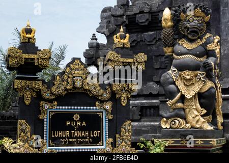 Parte del cancello d'ingresso al tempio sacro di Lotto di pura Luhur Tanah Foto Stock