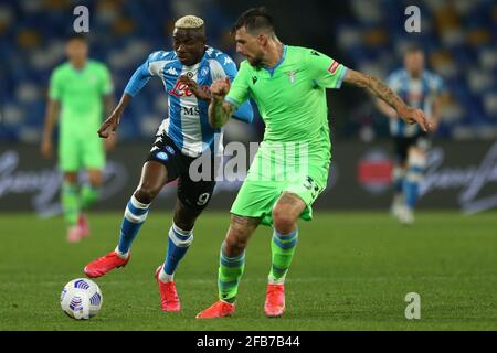 L'attaccante nigeriano Victor Osimhen (L) del SSC Napoli sfida per la palla con LazioÕs il difensore italiano Francesco Acerbi durante la serie UNA partita di calcio tra la SSC Napoli e la SS Lazio allo stadio Diego Armando Maradona. Napoli ha vinto 5-2. Foto Stock