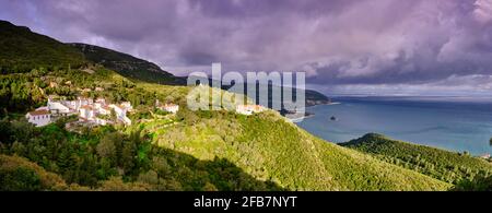 Il monastero di Arrabida, risalente al XVI secolo nel Parco Naturale Arrábida. Setubal, Portogallo Foto Stock