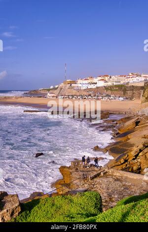Il villaggio di Ericeira che domina l'Oceano Atlantico. Portogallo Foto Stock