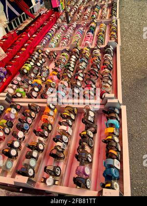 Orologi falsi ed economici su sale.in il mercato notturno Kuah Langkawi, Malesia. Foto Stock