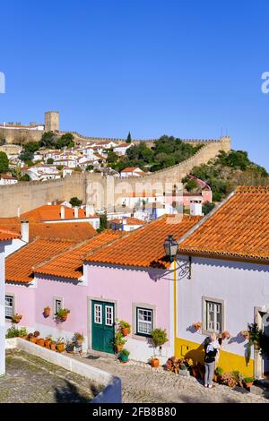 Obidos, un tradizionale borgo medievale portato alle brughiere nel 12 ° secolo. Portogallo Foto Stock