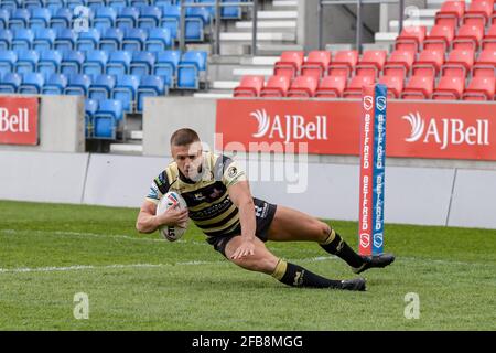 Matty Russell (2) di Leigh Centurions va oltre per un prova a farlo 0-4 Foto Stock