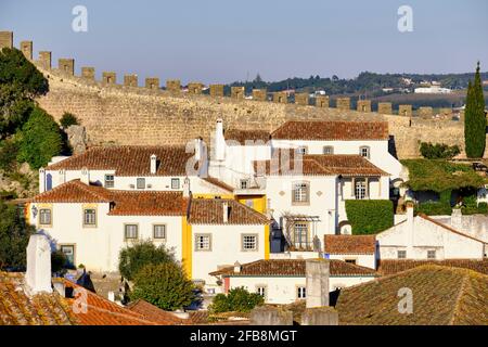 Obidos, un tradizionale borgo medievale portato alle brughiere nel 12 ° secolo. Portogallo Foto Stock