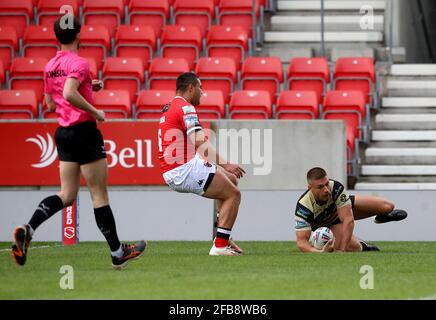 Matty Russell di Leigh Centurions segna il primo tentativo del suo fianco durante la partita della Betfred Super League presso l'AJ Bell Stadium di Salford. Data immagine: Venerdì 23 aprile 2021. Foto Stock