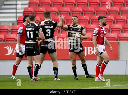 Matty Russell di Leigh Centurions (seconda a destra) celebra il primo tentativo di gioco del suo fianco durante la partita di Betfred Super League presso l'AJ Bell Stadium di Salford. Data immagine: Venerdì 23 aprile 2021. Foto Stock