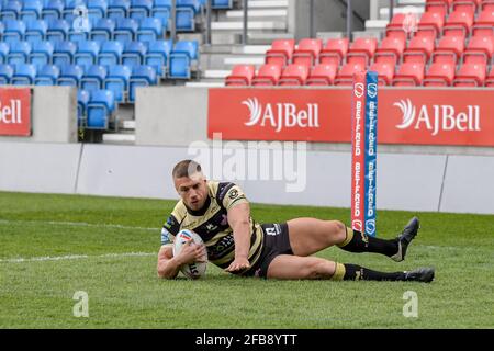 Matty Russell (2) di Leigh Centurions va oltre per un prova a farlo 0-4 Foto Stock