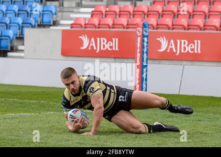 Matty Russell (2) di Leigh Centurions va oltre per un prova a farlo 0-4 Foto Stock