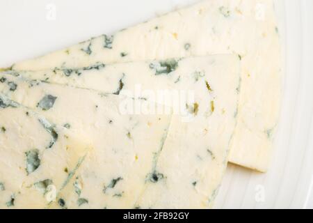 Primo piano di delizioso formaggio roquefort a fette. Macro. La foto può essere utilizzata come sfondo completo. Foto Stock