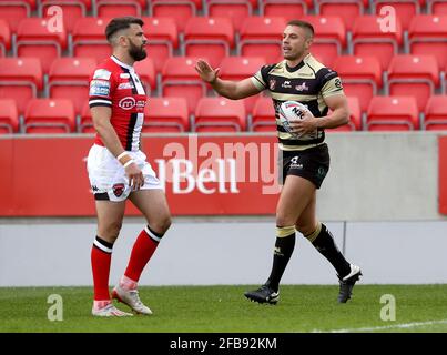 Matty Russell (a destra) di Leigh Centurions celebra il primo tentativo del suo fianco durante la partita di Betfred Super League presso l'AJ Bell Stadium di Salford. Data immagine: Venerdì 23 aprile 2021. Foto Stock