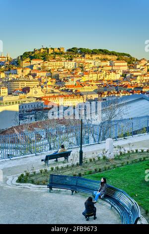 Sao Pedro de Alcantara belvedere, uno dei migliori punti di vista della vecchia città di Lisbona. Portogallo Foto Stock