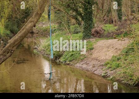 Corda swing su un ruscello Foto Stock