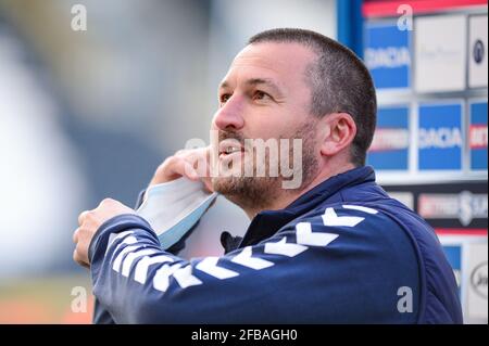 Kingston Upon Hull, Inghilterra - 23 aprile 2021 - Head Coach of Wakefield Trinity Chris Chester toglie la sua maschera facciale per parlare con i media prima del Rugby League Betfred Super League Round 4 Hull FC vs Wakefield Trinity al KCOM Stadium, Kingston upon Hull, UK Credit: Dean Williams/Alamy Live News Foto Stock