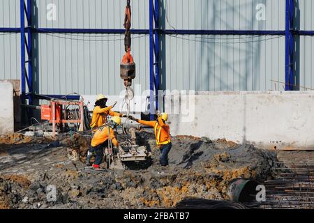 Bangkok - Thailandia, 31 maggio 2020: Lavoratori edili e che lavorano nella zona di costruzione degli edifici di ​​tall Foto Stock