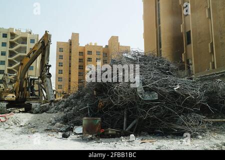 Pila di scarti di mangled di rebar raccolto dal sito di demolizione per riciclaggio Foto Stock