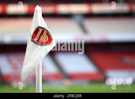 Una bandiera d'angolo dell'Arsenal recante il logo della squadra durante la partita della Premier League all'Emirates Stadium di Londra. Data immagine: Venerdì 23 aprile 2021. Foto Stock