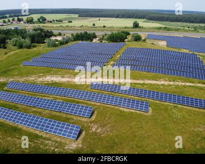 Pannelli solari blu. Sfondo di moduli fotovoltaici per l'energia rinnovabile. Vista aerea dei pannelli solari sistemi fotovoltaici paesaggio industriale Foto Stock