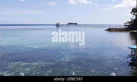 Isole Togian, Indonesia - 21 agosto 2017: Vista del molo a Kadidiri nell'isola tropicale Foto Stock