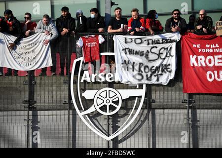 I fan protestano contro il proprietario dell'arsenale Stan Kroenke prima della partita della Premier League all'Emirates Stadium di Londra. Data immagine: Venerdì 23 aprile 2021. Foto Stock