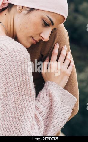 Donna triste che si appoggia alla testa sulla spalla dei fidanzati Foto Stock