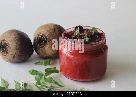 Condimento fresco e dolce fatto in casa con barbabietole, peperoncini, scalogni di cocco e spezie. Localmente conosciuto come chutney di cocco di Beetroot. Ripresa Foto Stock