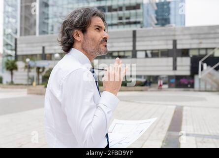 Design maschile premuroso professionale guardare via Foto Stock