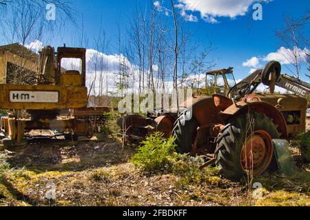 Trattori Junkyard e escavatore Hymac Foto Stock