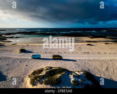 Vista aerea dei furgoni da campeggio sulla pista di sabbia a Fuerteventura Foto Stock