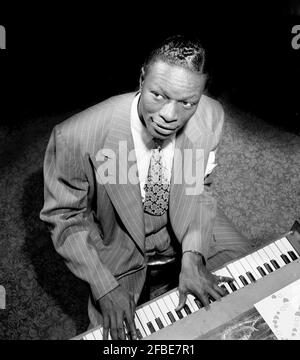 NAT King Cole. Ritratto del cantante e pianista jazz americano, Nathaniel Adams Coles (1919-1965), New York, 1947. Foto di William P Gottlieb, Foto Stock