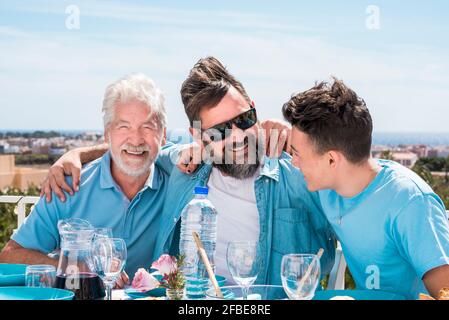 Buona famiglia multigenerazionale che gusterete il pranzo durante il fine settimana Foto Stock