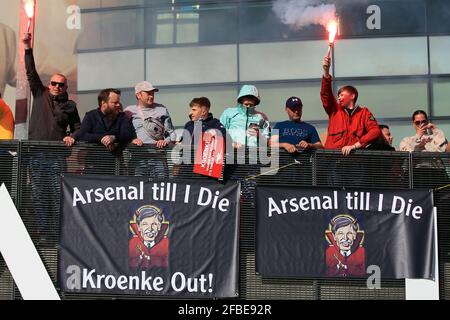 Londra, Regno Unito. 23 Apr 2021. I tifosi dell'Arsenal protestano e tengono in mostra contro il proprietario Stan Kroenke fuori terra. Proteste contro il proprietario della squadra di calcio dell'Arsenal Stan Kroenke che si è svolto fuori dello Emirates Stadium di Londra venerdì 23 aprile 2021. Questa immagine può essere utilizzata solo per scopi editoriali. pic by Steffan Bowen/Andrew Orchard sports photography/Alamy Live news Credit: Andrew Orchard sports photography/Alamy Live News Foto Stock