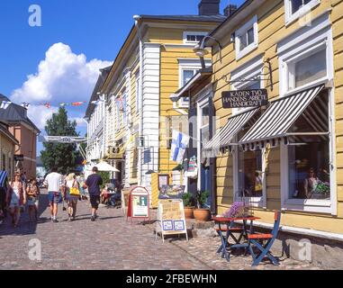 Strada di ciottoli nella Città Vecchia, Porvoo, regione di Uusimaa, la Repubblica di Finlandia Foto Stock