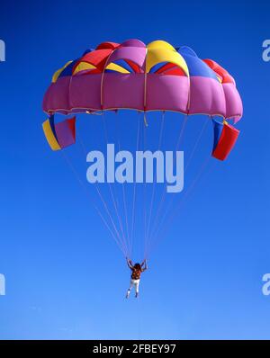 Parascending sulla spiaggia Hammament, Hammamet, Nabeul Governatorato, Tunisia Foto Stock