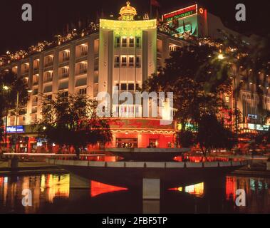 Rex Hotel di notte, Nguyen Hue Boulevard, ho Chi Minh City (Saigon), Repubblica socialista del Vietnam Foto Stock