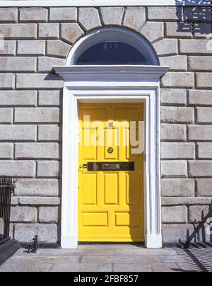 Porta georgiana gialla, Piazza Merrion, Dublino, provincia di Leinster, Repubblica d'Irlanda Foto Stock