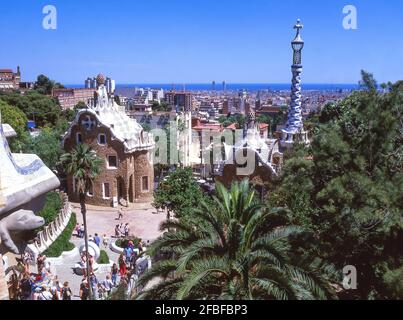 Vista sulla città dalla terrazza principale, Parco Guell, quartiere Gràcia, Barcellona, Provincia di Barcellona, Catalogna, Spagna Foto Stock