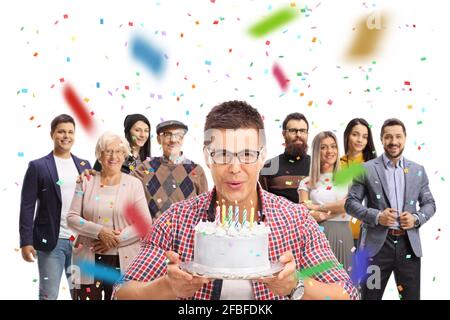 Uomo che festeggia il compleanno con la famiglia e soffia candele su un torta isolata su sfondo bianco Foto Stock