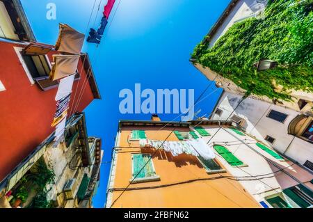 Case in un vicolo stretto a Rovigno, Istria, Croazia Foto Stock