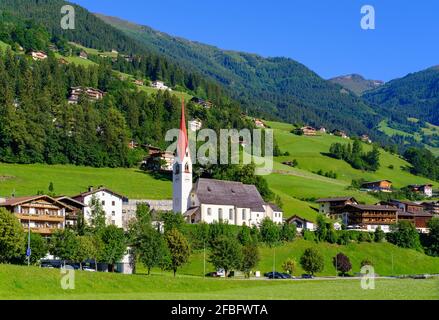 Chiesa parrocchiale di San Ingenuin e Albuin, Hippach, Valle Ziller, Tirolo, Austria Foto Stock