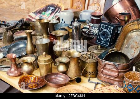 Lviv, Ucraina - 7 marzo 2021 : Antiquariato sul mercato delle pulci, vintage argenteria - cucchiai, coltelli, forchette e altre cose d'annata. Oggetti da collezione Foto Stock